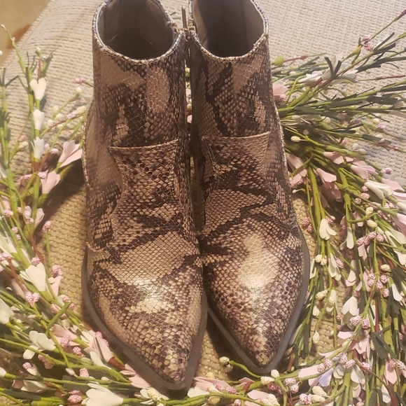 Just fab snakeskin booties size 5.5 - Picture 5 of 7